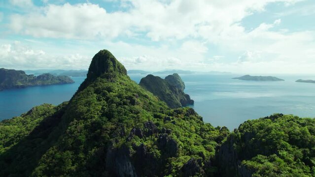 La baie du Nid est la plus belle destination de vacance en Asie. situ&eacute; aux Philippines c'est un archipel d'ile paradisiaques montagneux et eaux turquoise. une endroit touristique magnifique 