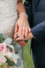 Obraz na płótnie Canvas bride and groom holding hands
