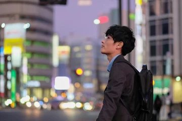 Fotobehang Tokio 夜の街を眺めるビジネスマン