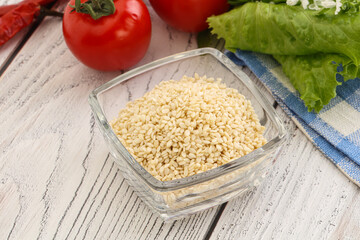 Raw sesame seeds in the bowl