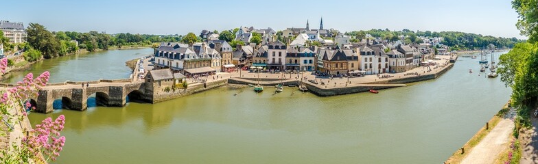 Fototapeta na wymiar Panoramic view at the Waterfront of Old town Auray with Saint Goustan bridge in France
