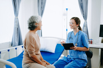 Obraz premium Caucasian doctor smiling take care of a young patient in hospital. Friendly nurse or therapeutic treat client Professional medical service concept.