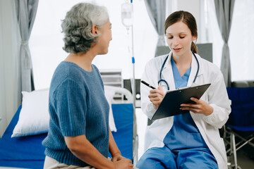 Obraz premium Caucasian doctor smiling take care of a young patient in hospital. Friendly nurse or therapeutic treat client Professional medical service concept.