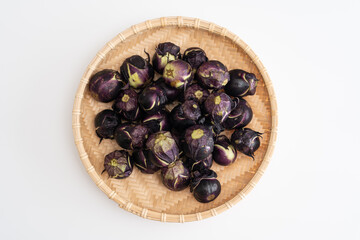 ざるに盛った薄皮丸なす