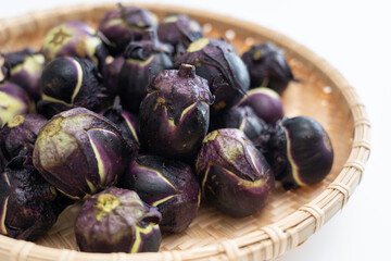 ざるに盛った薄皮丸なす
