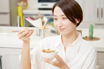 納豆のご飯を食べる女性