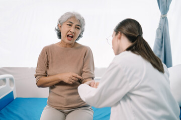 Fototapeta premium Physical injury treatment: Serious doctors are analyzing fracture patients. elderly with broken arm talking to trauma doctor or orthopedic surgeon during physical examination in hospital or clinic.