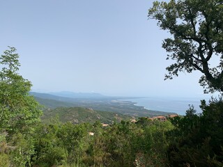 Naklejka premium Vue sur les montagnes et la mer en Corse