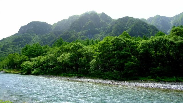 夏の山と梓川の流れ、三本槍、六百山、上高地7月