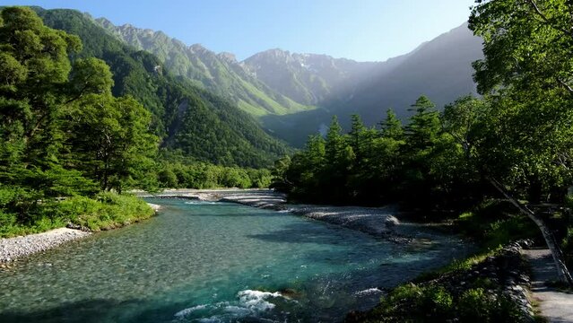 夏の穂高連峰と梓川、河童橋からの眺め、上高地7月