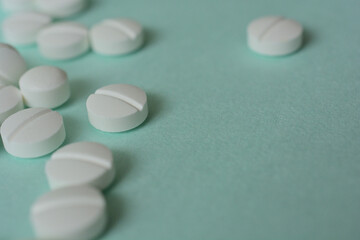 緑の背景と白い複数の錠剤