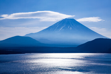 富士山と雲　山梨県本栖湖にて