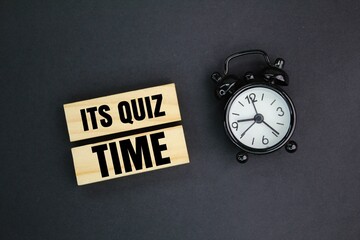 bell and stick clock with the words Its Quiz Time. the concept of answering quizzes or quiz games - obrazy, fototapety, plakaty