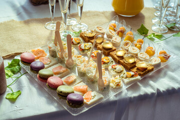 plateau de verrines et macarons de traiteur lors d'un cocktail de mariage - obrazy, fototapety, plakaty