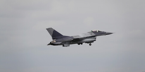 Fototapeta na wymiar f 16 fighter jet