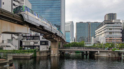 運河沿いを走るモノレール