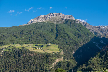 Fototapeta na wymiar Paisaje rural con vista de la montaña Jennwand en el pueblo de Lasa, Norte de Italia