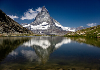 Das Materhorn (4478 m ü. M.) am Riffelsee in der Schweiz, wo er an der Wasseroberfläche gespiegelt wird. Es ist einer der höchsten Berge der Alpen einer der bekanntesten Berge der Welt.