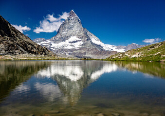 Das Materhorn (4478 m ü. M.) am Riffelsee in der Schweiz, wo er an der Wasseroberfläche...