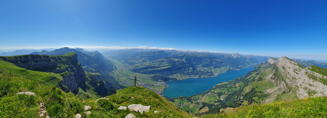 Fototapeta na wymiar St. Gallen, Schweiz: Alpines Panorama um den Walensee