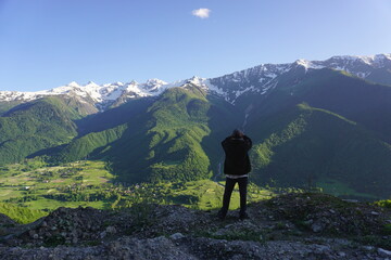 Fototapeta premium Mann fotografiert Bergpanorama in Georgien