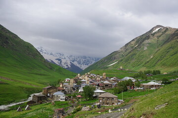 Fototapeta na wymiar Dorf Ushguli im Kaukasus mit Bergen