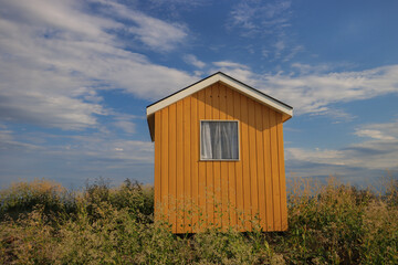 Gelbes Badehaus am Strand