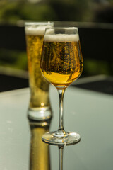 Biergläser mit frischem Bier