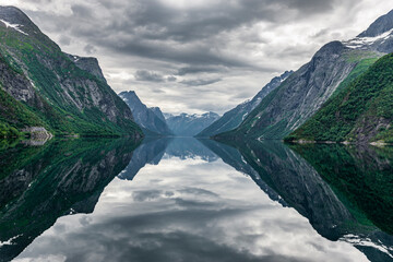 Wasserspiegelung im Eikesdalssee in Norwegen