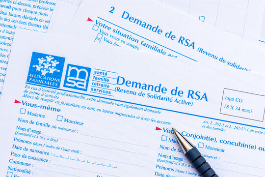 Clamart, France - 8 mai 2023: Formulaire de demande de RSA (Revenu de solidarit&eacute; active), allocation assurant aux personnes sans ressources un revenu minimum variable selon la composition du foyer