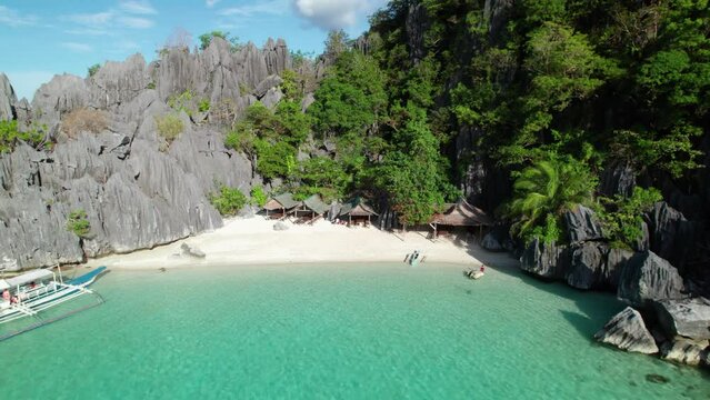 Les plages de Palawan aux Philippines, sont les plus sauvages et belles du monde. eau bleue turquoise, sable blanc et cocotiers un paradis pour les vacances &agrave; d&eacute;couvrir pour votre prochains voyage.