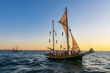 Fototapeta na wymiar Segelschiffe im Sonnenuntergang auf der Hanse Sail in Rostock
