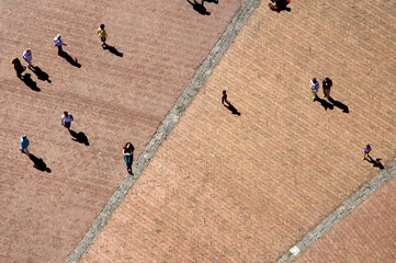 Fototapeta premium Historisches Herz: Siena's Piazza del Campo - Ein Blick von oben auf den pulsierenden Platz