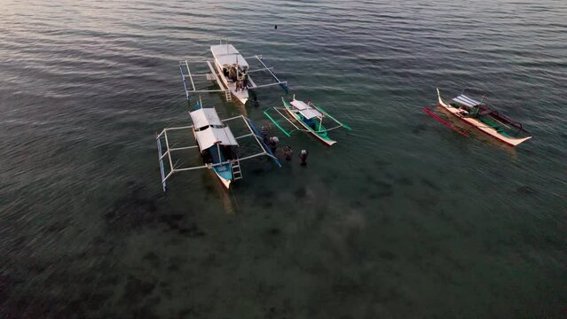 P&ecirc;cheur travaillant sur une banka (bateau traditionnel philippin comme une pirogue) au couch&eacute; du soleil sur la mer tropical de Palawan, Philippines