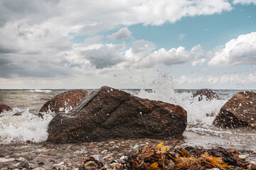 Wellen und Steine am Ostseestrand