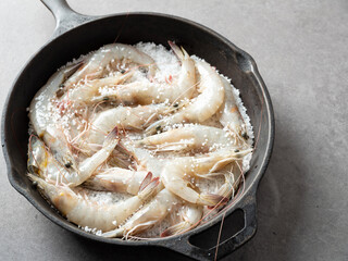 Salt-grilled raw shrimp in an iron pan
