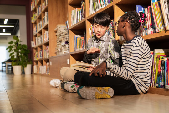 Elementary school students to read in the library