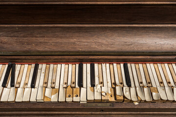 Un vieux piano en bois mal entretenu