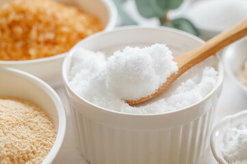 スプーンですくう白砂糖