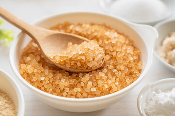 スプーンですくうザラメ