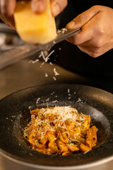 Pasta con camarones y queso palmesano