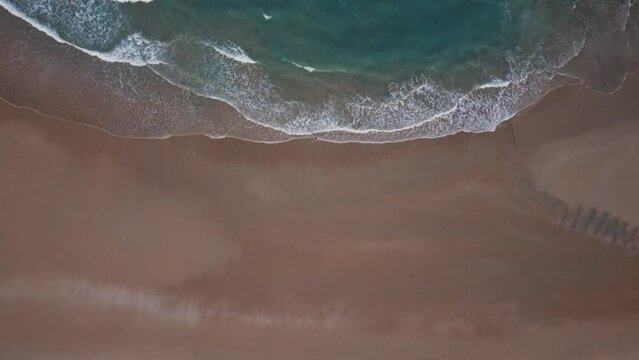 Tomas a&eacute;reas en 4k de una mujer guapa en la playa paradisiaca al amanecer 