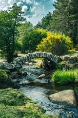 Le Pont de Sénoueix - petit pont de pierres traversant une petite rivière - commune de Gentioux-...