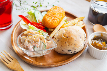 雑穀パンとカニクリームコロッケ