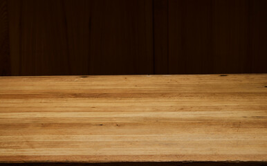 superficie de madera con fondo oscuro