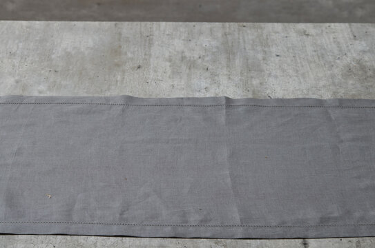superficie gris con textura y servilleta gris