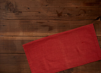 Tabla de madera rústica con tela roja