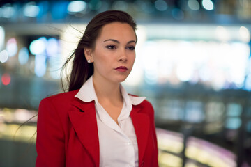 Obraz premium Woman walking in city at night
