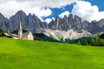Bekannte Bergkapelle Sankt Magdalena vor den Gipfeln der Geislergruppe in den Dolomiten, Südtirol,...