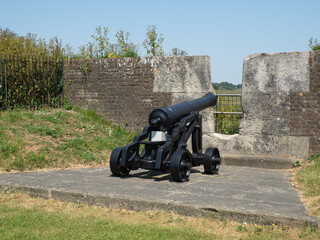 Cañón en el Castillo de Dover, condado de Kent, Reino Unido